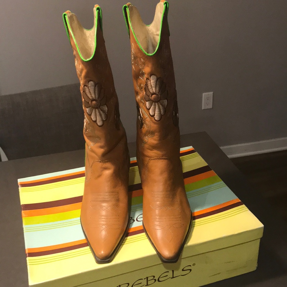Rebels cowgirl Tan leather flower appliqué boots.